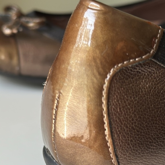 Clarks Artisan Bronze Leather Bow Ballet Flat Cap Toe Comfort Women's 7 Flaw - Picture 12 of 17